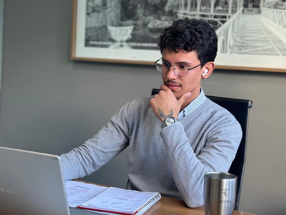 Gabriel Taurino analisando um plano no escritório